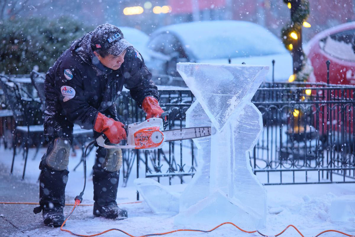 Live ice carving at Fire and Ice!